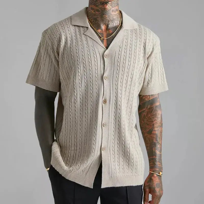 Chemise beige à col, en tricot élégant avec un design en relief, pour un look professionnel et stylé.