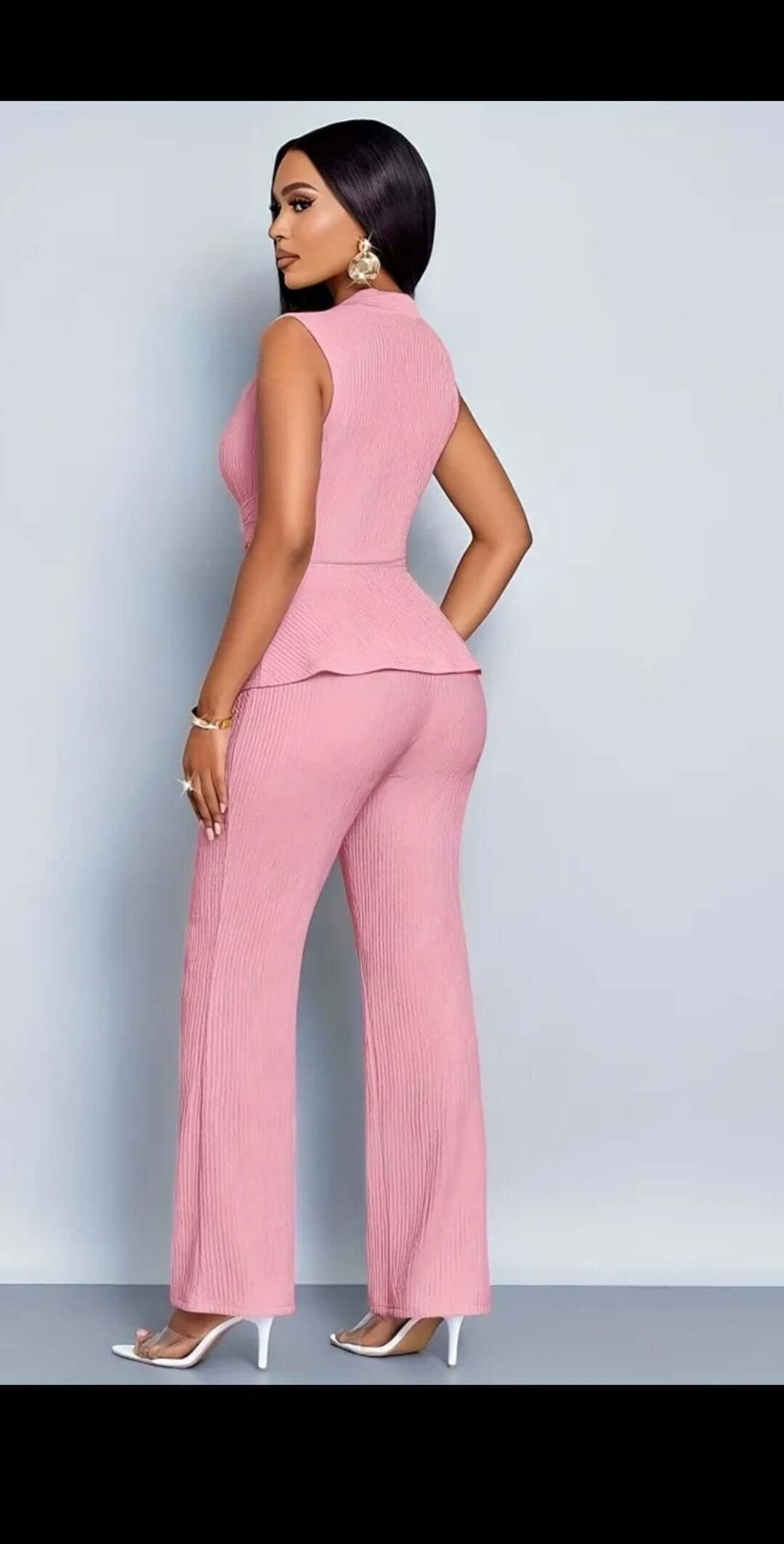 Combinaison débardeur tendance en rose, élégante et moderne, idéale pour un style décontracté ou chic.