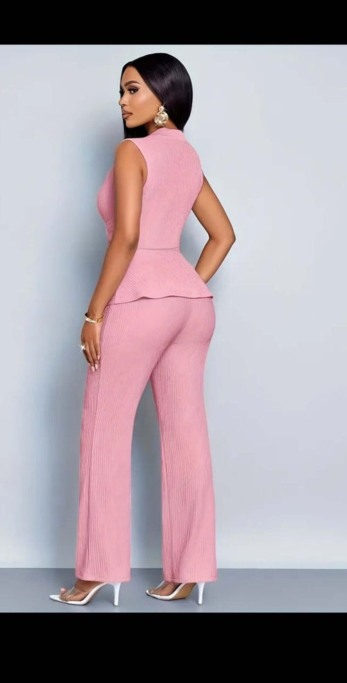 Combinaison débardeur tendance en rose, élégante et moderne, idéale pour un style décontracté ou chic.