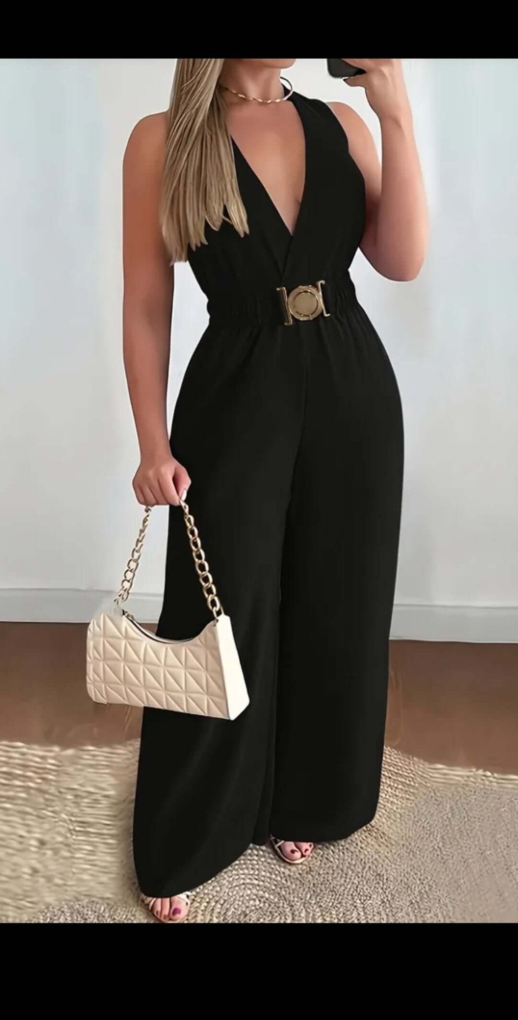 Combinaison noire avec col plongeant et ceinture, idéale pour un style moderne et élégant.