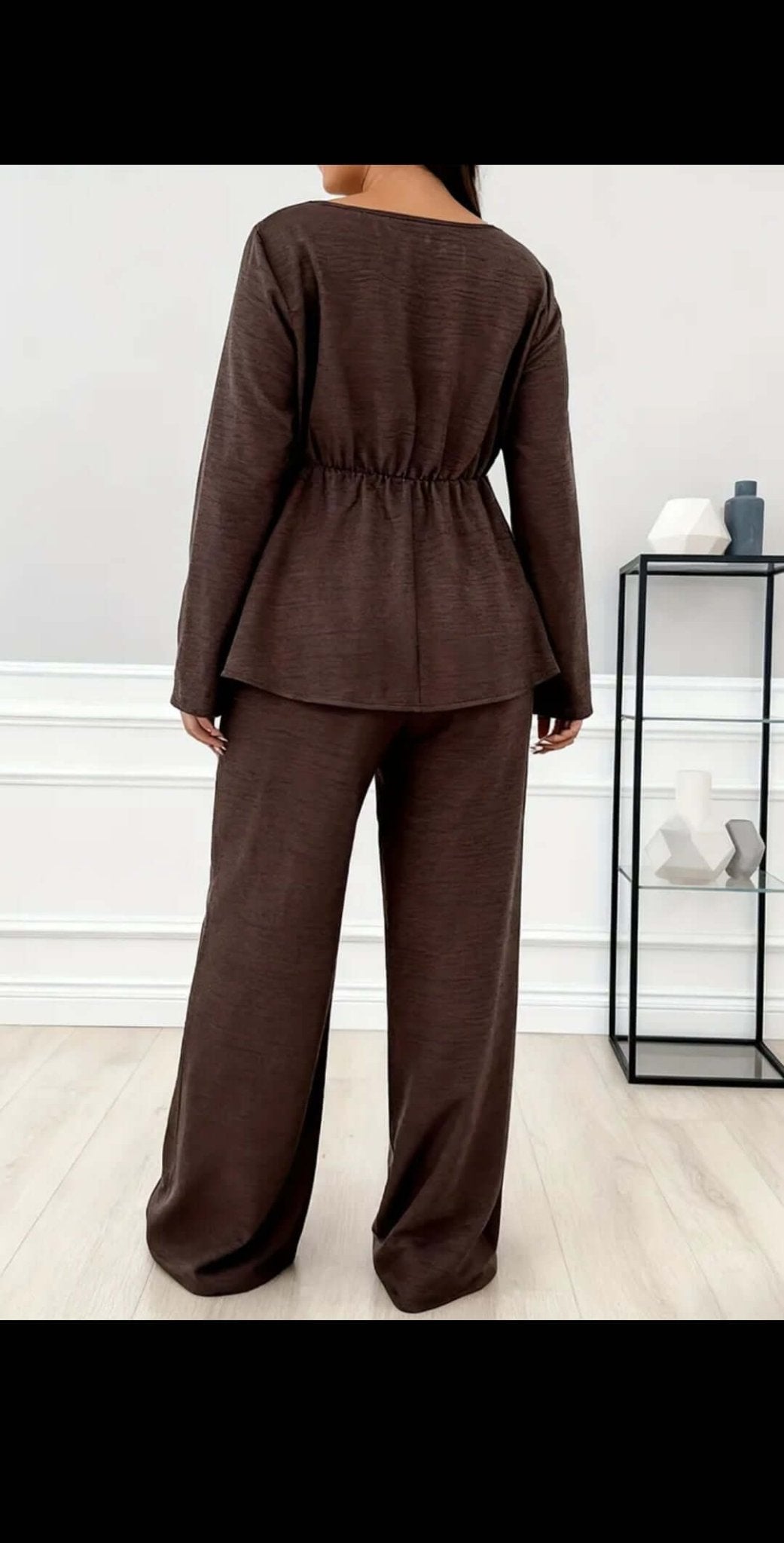 Ensemble femme chic élégant en chocolat vue de dos, parfait pour le printemps et l'été.