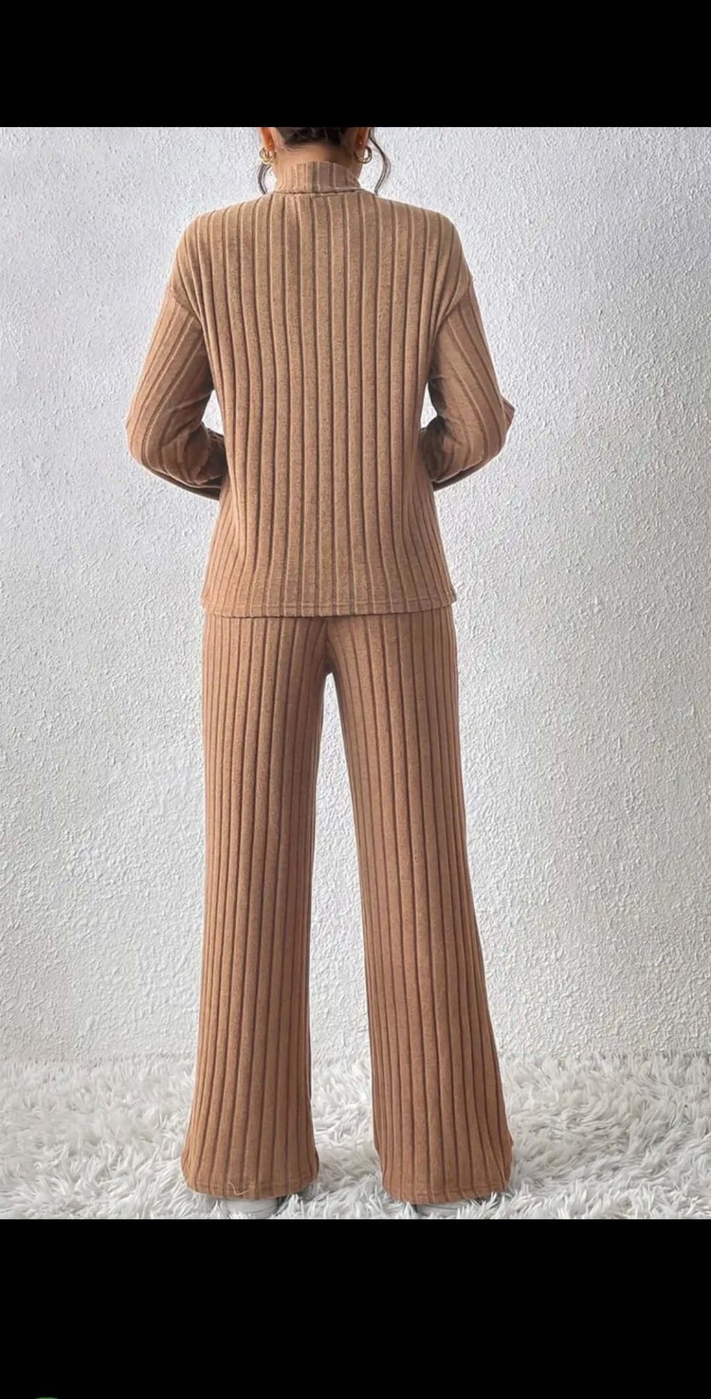 Ensemble col rouler femme élégant vu de dos, idéal pour l'automne et l'hiver, offrant un style au top.